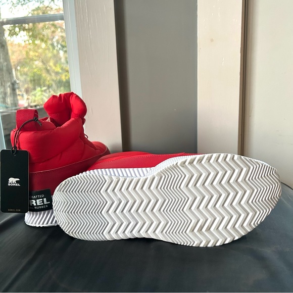 NWT SOREL puffer zip boots! Hit the slopes in style - Picture 2 of 5